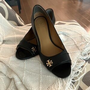 Tory Burch Ladies Kira Open-toe Wedge Sandals In Black Women’s Size 9 M